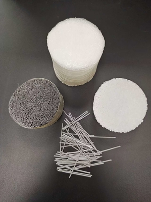 Macrofibras sintéticas envoltas em água são usadas na mineração e na engenharia hidráulica