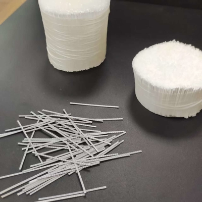 Macrofibras sintéticas envoltas em água são usadas na mineração e na engenharia hidráulica