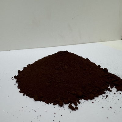 Óxido de ferro castanho com elevado poder de tintura para tintas e vitrais