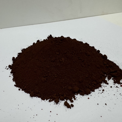 Óxido de ferro castanho com elevado poder de tintura para tintas e vitrais
