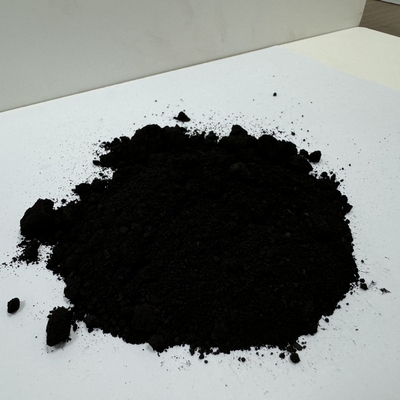 Pigmento preto de óxido de ferro com elevada resistência à coloração para pintura de edifícios industriais
