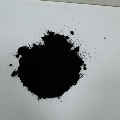 Pigmento preto de óxido de ferro com elevada resistência à coloração para pintura de edifícios industriais