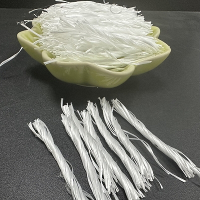 Formulário Bunchy torcido de rachamento forte 500T dos PP da resistência fibra cinzenta para o assoalho industrial
